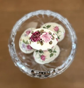 "The Egg Lady" handbemaltes Porzellan Blumen Ei 4er Set - 2,5" Sammlerstück - Bild 1 von 5