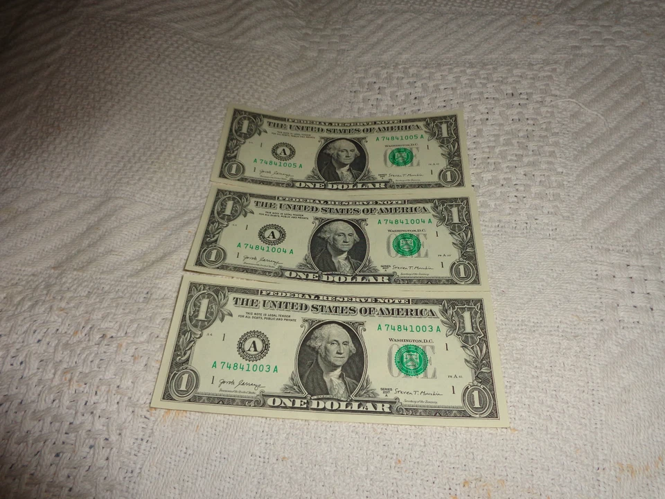 lot of 3 sequential one dollar bills in a series see discription. crisp bills - Image 1 of 2
