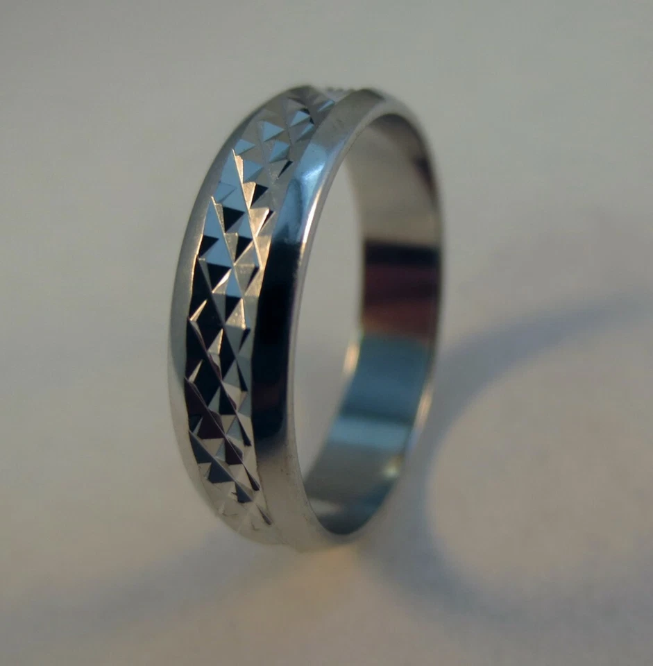 WOMENS 14KT WHITE GOLD EP  5MM CRISS-CROSS  LASER CUT WEDDING RING (L4) - SIZE 4 - Image 1 of 1