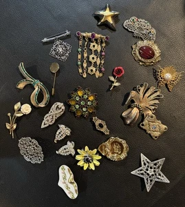 Vintage Unsigned Brooches Jewelry Lot of 22 Mixed Materials - Picture 1 of 3