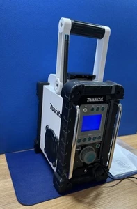 Makita BMR100 Jobsite AM/FM Radio AUX 18V Stereo w/ Power Adapter White READ - Picture 1 of 10