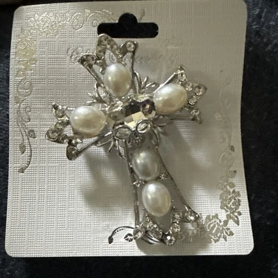 Crucifixo tom prata com pérolas e strass - Imagem 1 de 3
