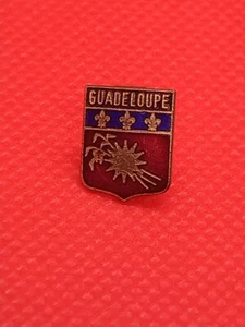 PINS PIN'S LAPEL PIN BADGE COLLECTION VINTAGE VILLE DEPARTEMENT LOGO GUADELOUPE - Imagen 1 de 3