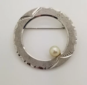 VINTAGE STERLING SILVER ROUND CIRCLE TEXTURED BROOCH PIN WITH WHITE PEARL - Picture 1 of 10