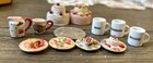 Lot de 11 pièces gâteaux, tasses, assiettes miniatures maison de poupée vintage