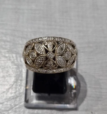 Anillo recortado con cúpula de diamantes de oro amarillo de 9 quilates talla P Foto 1 de 4