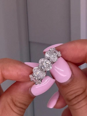 Anillo de boda de diamantes cultivados en laboratorio con certificación IGI ovalados de 5 quilates de oro blanco de 14 K Foto 1 de 4