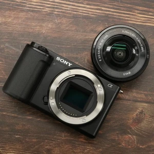 Sony Alpha ZV-E10 ZV-E10L nero con obiettivo 16-50 mm numero di otturatori 971 [ottimo come nuovo] #6475 - Foto 1 di 14