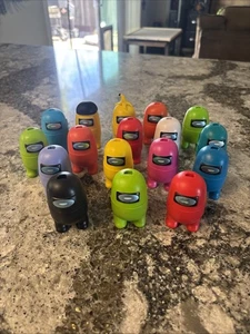 Konvolut 17 Among Us Crewmates Figuren mit Kopfstücken & Knochen 3" 2 Knochen fehlen - Bild 1 von 1
