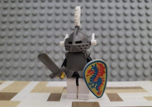 LEGO Black Knight Minifigure - White Dragon Plumes & Armor - 6086 Vintage Castle - Picture 1 of 5
