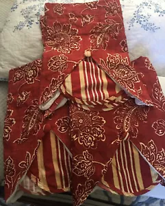 WILLIAMSBURG ROJO DAMASCO FLORAL JACOBEO BOTÓN DELANTERO CENEFAS-3 - JUEGO 50”x17” - Imagen 1 de 10