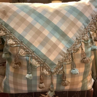 Almohada sobre personalizada ~ 16” cuadrada ~ cuadros verde azulado/marrón ~ con borlas únicas ~ país francés ~ Foto 1 de 4