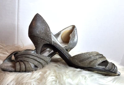 Zapatos de salón formales metálicos con tacón de gatito con punta abierta brillante Nina 6,5 Foto 1 de 4