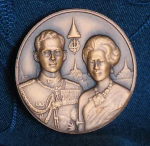 2000 King Bhumibol Adulyadej Rama 9 IX & Queen 50th Wedding Medal Thailand Thai - Picture 1 of 5