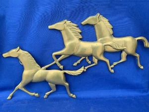 Vintage BRASS HORSE Wall Plaque Art Patina a SPIRIT run in the WILD 12/22 ❤️m13 - Foto 1 di 10