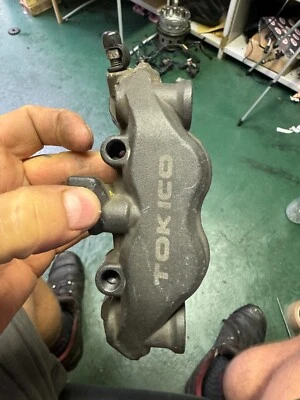 PINZA DE FRENO DELANTERA DERECHA HONDA CBR1000RR 2004-2007 RR4 RR5 RR6 RR7 DESNUDA LIMPIA Foto 1 de 4