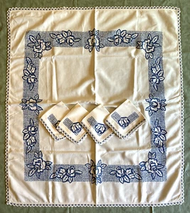 Vtg Hand Embroidered Set Of 4 Napkins Blue White Floral W/ Tablecloth 36x32 Lace - Picture 1 of 12