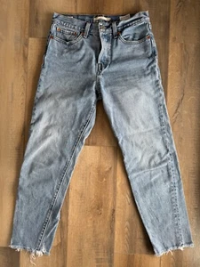 Levi's Womens Button Fly Wedgie Straight Denim Jeans Sz 27 Raw Hem LIGHT Wash - Picture 1 of 7