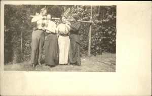 RPPC gente eduardiana payaso bebiendo alcohol? Moda 1904-18 foto real PC - Imagen 1 de 2