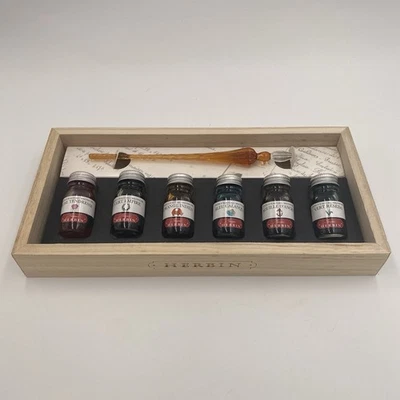 JUEGO DE REGALO PLUMA DE INMERSIÓN DE VIDRIO J. HERBIN Incluye 6 frascos de 10 ml tinta de escritura soplada a mano Foto 1 de 4