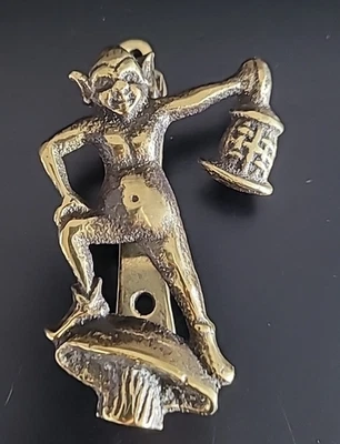 Llamador de puerta de bronce de latón inglés hada duxie duende diablo vintage de los años 30 Foto 1 de 4