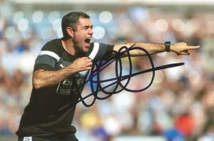 FOTO DE ACCIÓN 6x4 firmada por Huddersfield: Andy Hughes + certificado de autenticidad - Imagen 1 de 1