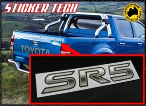 CROMO Y NEGRO IMPRESO SR5 CALCOMANÍA ADHESIVA PARA PORTÓN TRASERO TOYOTA HILUX 2004 TRD - Imagen 1 de 3