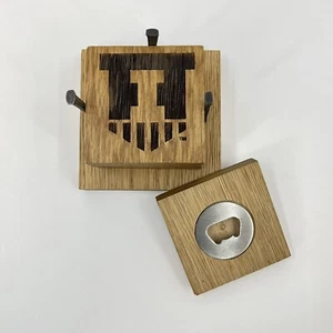 Juego de posavasos de madera tallada con escudo de la Universidad de Illinois con abrebotellas - Imagen 1 de 4