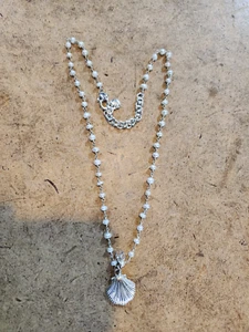 Brighton Collana con ciondolo conchiglia in metallo tono argento con perline bianche (Cheri A68) - Foto 1 di 3