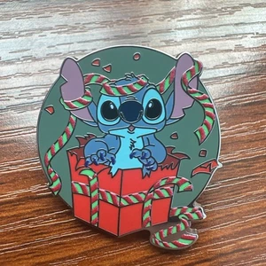 2025 Holiday Christmas Merry Stitchmas Stitch As A Present Pin - Bild 1 von 2