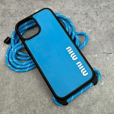 Funda Miu Miu iPhone 15 con correa azul auténtico - Imagen 1 de 4
