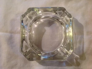 Quadratischer Glasaschenbecher - Bild 1 von 1