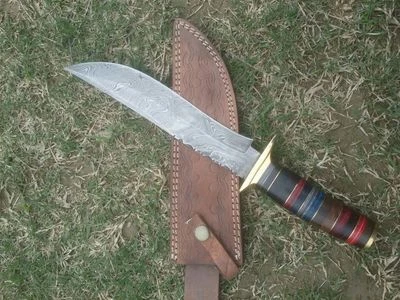 РУЧНОЙ РАБОТЫ ДАМАССКИЙ ОХОТНИЧИЙ НОЖ, МУЛЬТИ-ДЕРЕВО, ЛАТУННАЯ ЗАЩИТА И ПРОКЛАДКИ 13-1/2»  - Изображение 1 из 4