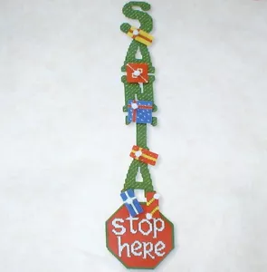 "Regalos de Navidad ""Santa Stop Here"" Kit de Lona de Plástico Nuevo en Paquete 7 1/2"" x 32 1/4" - Imagen 1 de 2