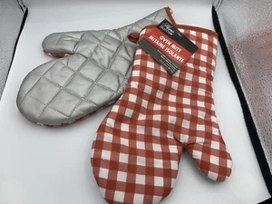 Home Collection: A Pair Of red & white Oven Mitts - Bild 1 von 4