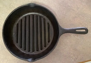 Vintage Cast Iron Griller Frying Skillet Ribbed Pan 11" Pour Spout Edges - Picture 1 of 2