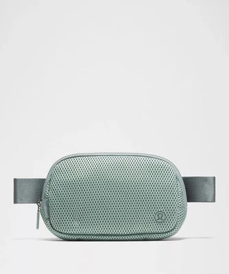 NUEVO CON ETIQUETAS Bolso Cinturón Lululemon Everywhere 1L Azul Cráter Bandolera Cintura Paquete Foto 1 de 4