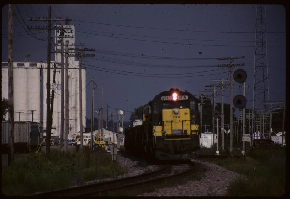 BH.B12.CNW330 Original Colour Slide CNW SD40-2 #6915 at Missouri Valley, IA 1996 — 第 1/1 张图片
