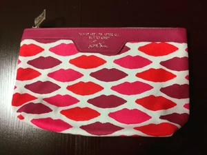 Estee Lauder Kosmetiktasche "Was sind Lippen doch außer zum Küssen?" - Bild 1 von 3