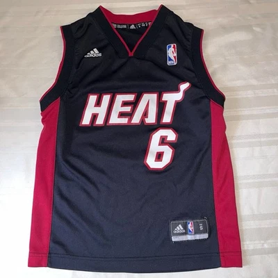 Camiseta Lebron James Adidas Miami Heat #6 Negra Juvenil Talla Pequeña Foto 1 de 4