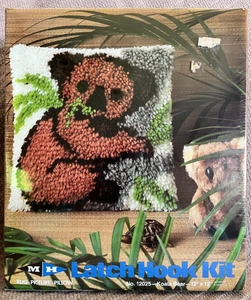 Vintage 1982 MH Yarns Koalabär 12" x 12" Kissen Riegel Haken Kit #12025 Neu - Bild 1 von 7