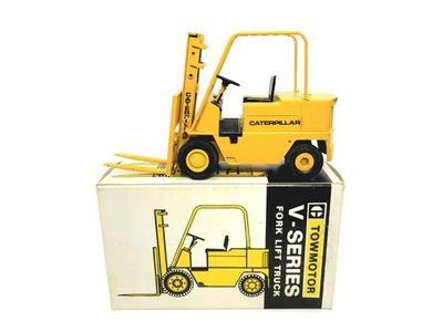 Caterpillar Cat Towmaster V-Series Forklift - Conrad 1:25 Scale Model #2980 - Image 1 of 4