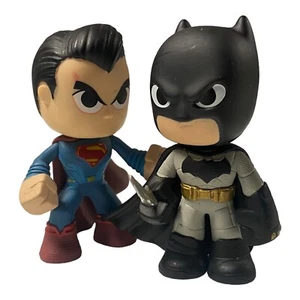Minifiguras Funko personajes de DC Superman y Batman - Imagen 1 de 3
