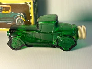 Decantador de coche de vidrio verde Avon con caja original - Imagen 1 de 17