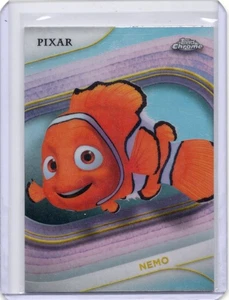 2025 Topps Chrome Disney Nemo rifrattore #43 - Foto 1 di 2