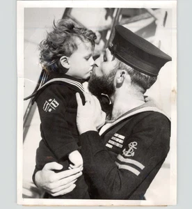 Signalman F M Taylor Kisses Son John after Korean War London 1950 Press Photo - Picture 1 of 2