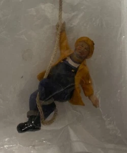 Just Plain Folk Spur G Zug Figur Matrose hängend am Seil NEU - Bild 1 von 3