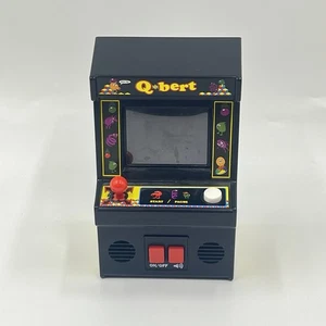 Q Bert von Basic Fun Arcade Classics - Retro Mini Arcade Spiel 2016 09549 getestet - Bild 1 von 8