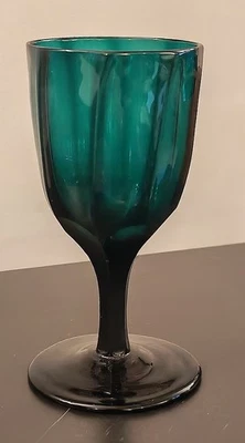 ANTIQUE GEORGIAN WINE GLASS BRISTOL GREEN RIB MOULDED BOWL CUT STEM c.1830 - Image 1 of 4