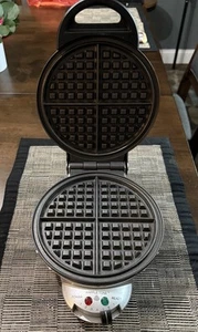 VillaWare Model 2004 Uno Classic 7'' Round Thin Waffler Maker Chrome TESTED - Picture 1 of 13